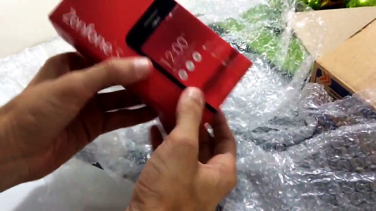 ASMR unboxing my new smartphone. Em português.