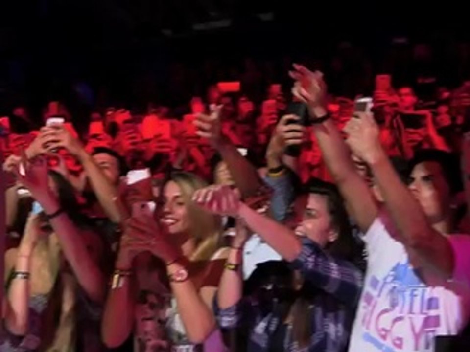 Iggy Azalea - Murda Bizness (Vevo Certified SuperFanFest) presented by Honda Stage