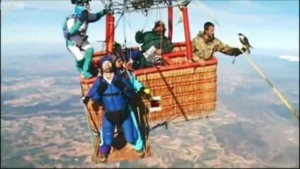 Un parachutiste défie un faucon en chute libre