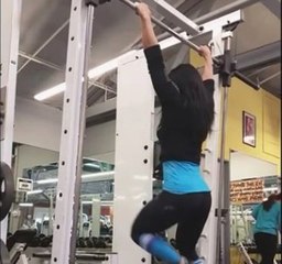 Genç Kız, Askerde Barfiks Çekemeyenlere Nispet Yaptı