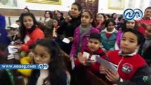 بالفيديو.. أطفال كنيسة مار جرجس يستقبلون المستشار العسكري بالأغاني الوطنية