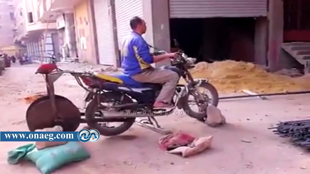 عامل بناء مصرى يبتكر طريقة جديدة لرفع الحديد المسلح عبر "موتوسيكل"