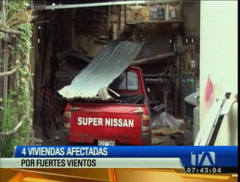 Fuertes vientos afectan a cuatro viviendas en Guano
