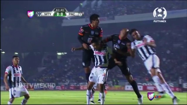 Jogo no México tem lance impressionante de choque de cabeças