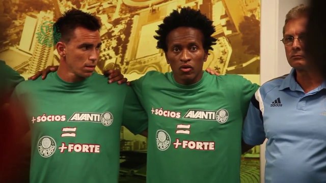 Bastidores do amistoso: Zé Roberto mostra liderança no vestiário