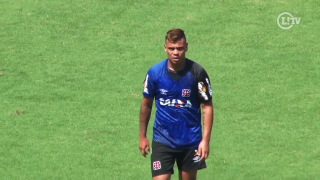 Antes de encarar o Fla, Bernardo tenta golaço em São Januário