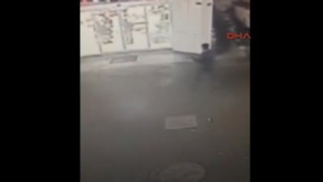 Kendilerini Polis ve Savcı Olarak Tanıtıp Yaşlı Kadını Dolandırdılar