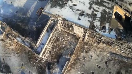 Ukraine : un drone filme l'aéroport de Donetsk en ruines