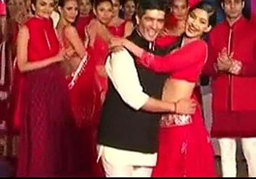Manish Malhotra flirts Scandal With Sonam Kapoor
