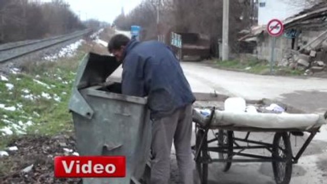 Çöpten Topladıkları Ekmekleri Yiyorlar