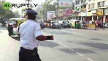 Un policía indio baila como Michael Jackson mientras dirige el tráfico