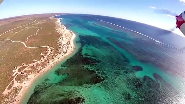Un avion RC se crashe dans l'océan Indien et filme des poissons des tortues et un requin