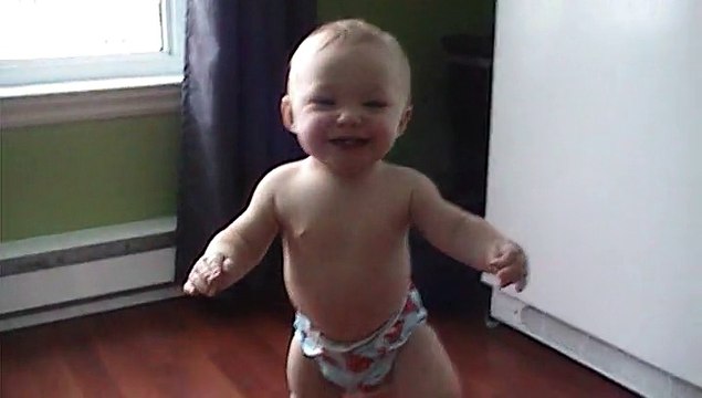 Dylan heureux de marcher