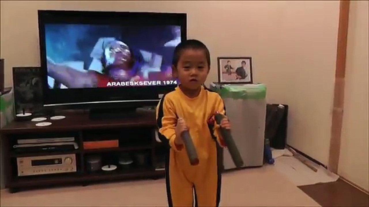 Un enfant de 4 ans manie le nunchaku comme Bruce Lee