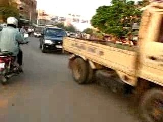 Rue de Phnom Penh en mobylette