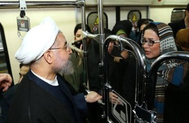 Ruhani İran'da Metroya Bindi