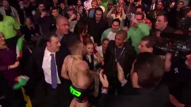 Depois de vencer, McGregor encara Aldo no meio da platéia