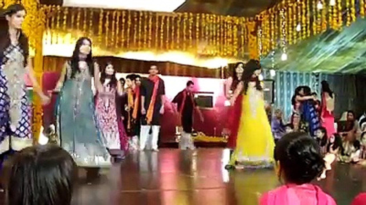 Awesome Mehndi dance