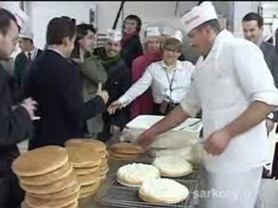 Nicolas Sarkozy visite un hypermarché