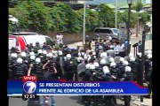 Manifestantes se enfrentan a la policía y a la prensa frente al Congreso