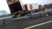 Un camion évite de justesse un automobiliste bloqué sur la route