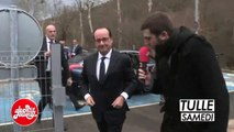 François Hollande regarde 