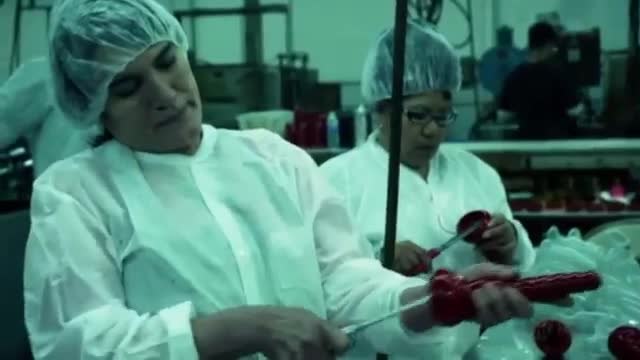 Travailler dans une usine qui fabrique des godes