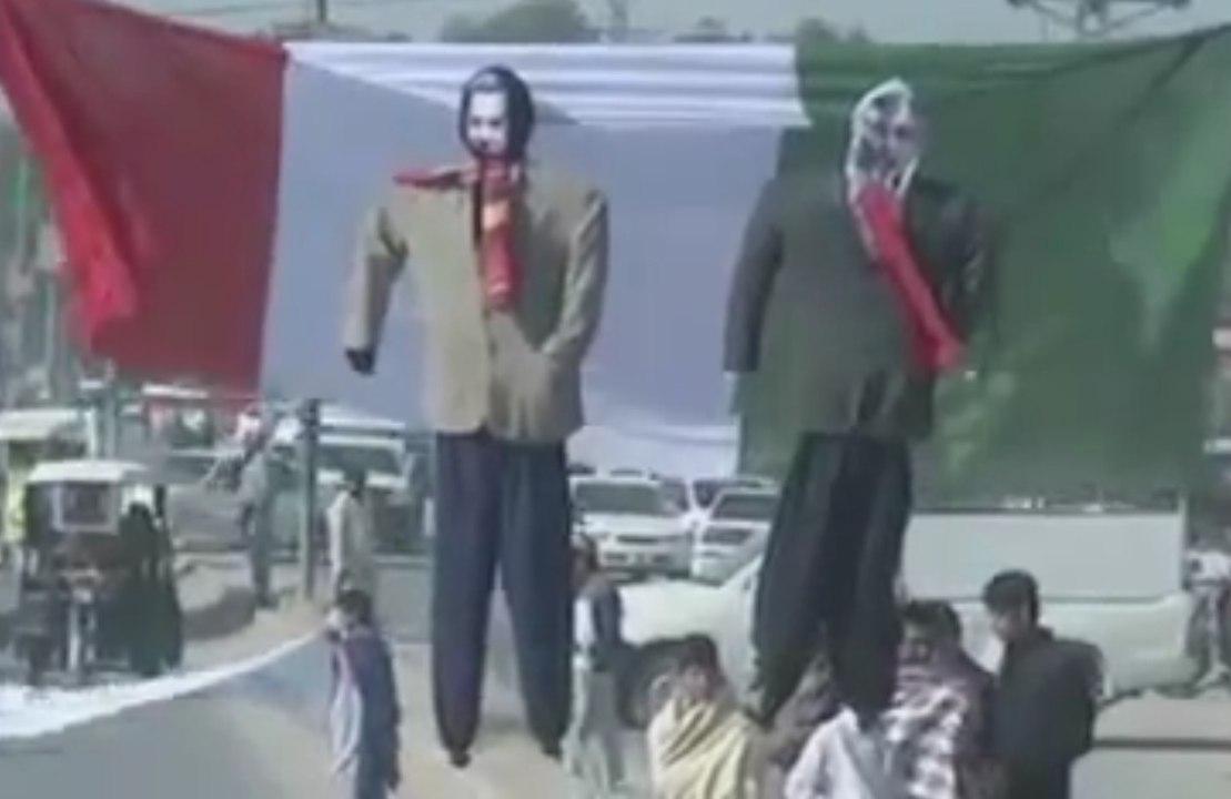 «Charlie Hebdo»: Des manifestants brûlent le mauvais drapeau