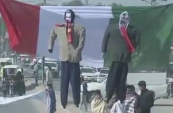 «Charlie Hebdo»: Des manifestants brûlent le mauvais drapeau