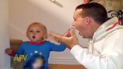 Ce bébé n'en revient pas! Trop mignon!