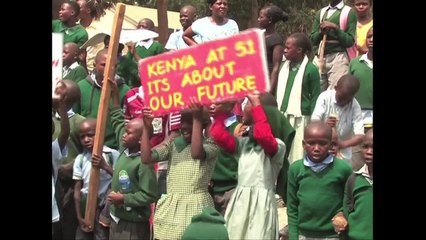 Policía usa gas lacrimógeno contra niños en Kenia