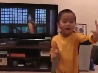 طفل عمره 4 سنوات يحاكي حركات بروس لي