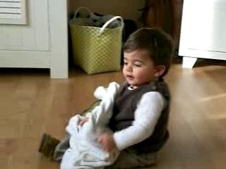 040307 enzo s'habille " tout seul" lol !