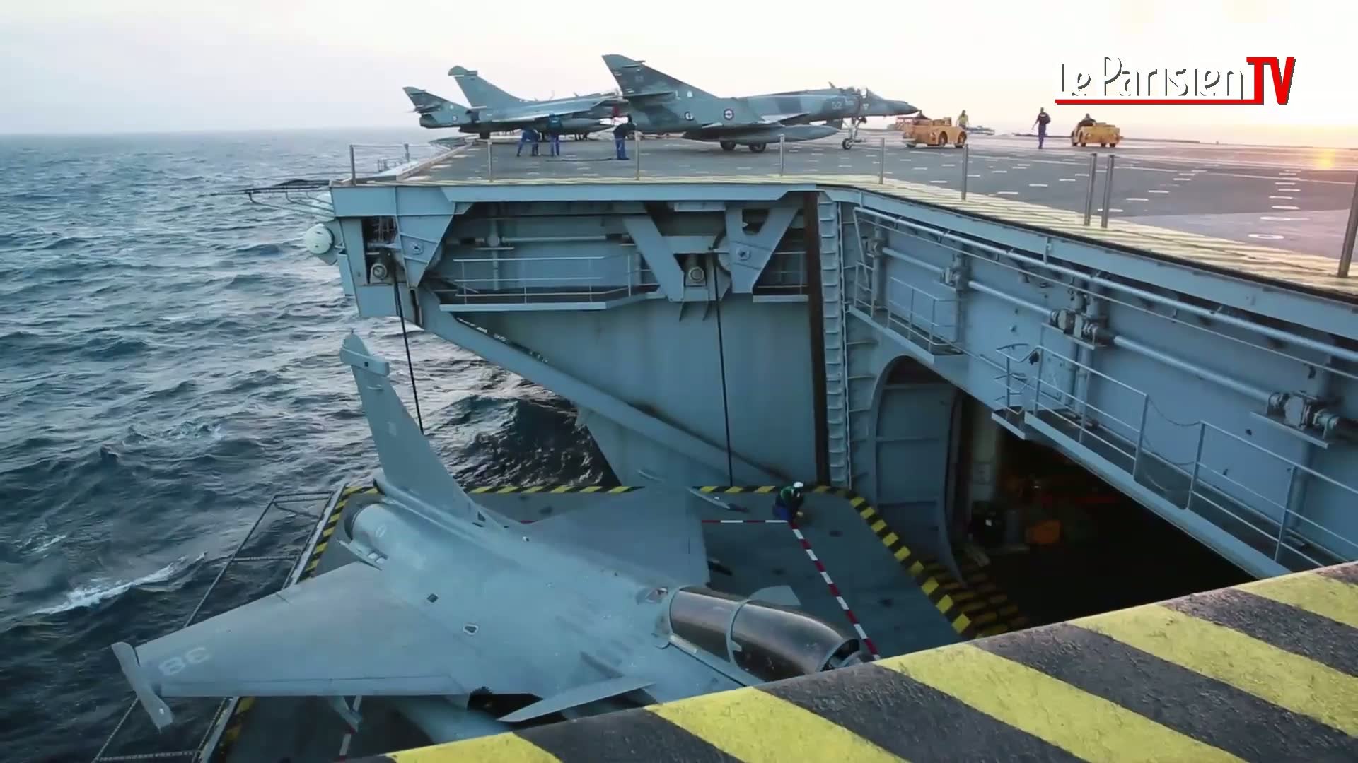 A l'intérieur du porte-avions Charles-de-Gaulle - Vidéo Dailymotion