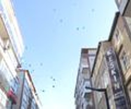 Mobil bağımlılığı azaltmak için gökyüzüne balon bıraktılar