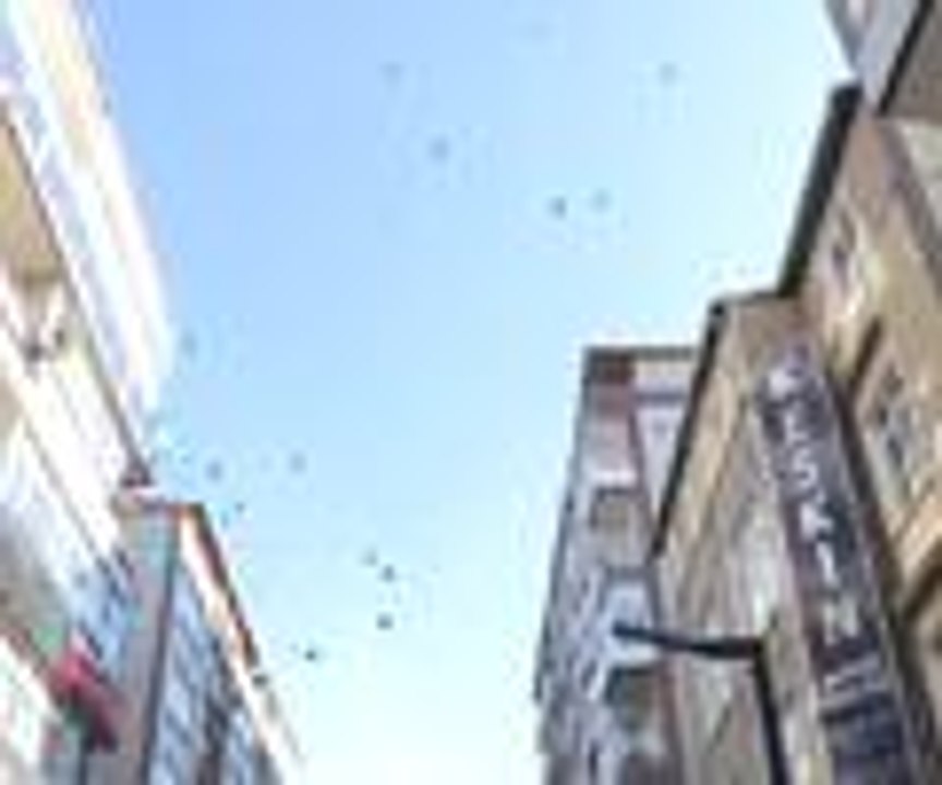 Mobil bağımlılığı azaltmak için gökyüzüne balon bıraktılar