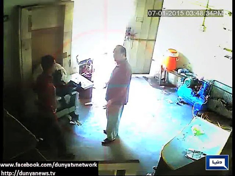 Dunya News - Karachi: Extortionist identified after Dunya News broadcasts CCTV footage