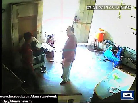 Dunya News - Karachi: Extortionist identified after Dunya News broadcasts CCTV footage