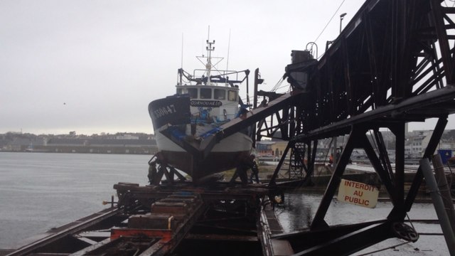 Un chalutier concarnois remorqué par la SNSM