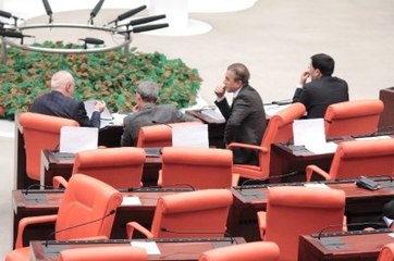 AK Parti Sıralarında Hakan Şükür'e 'Hoş Geldin Torinolu' Yazısı