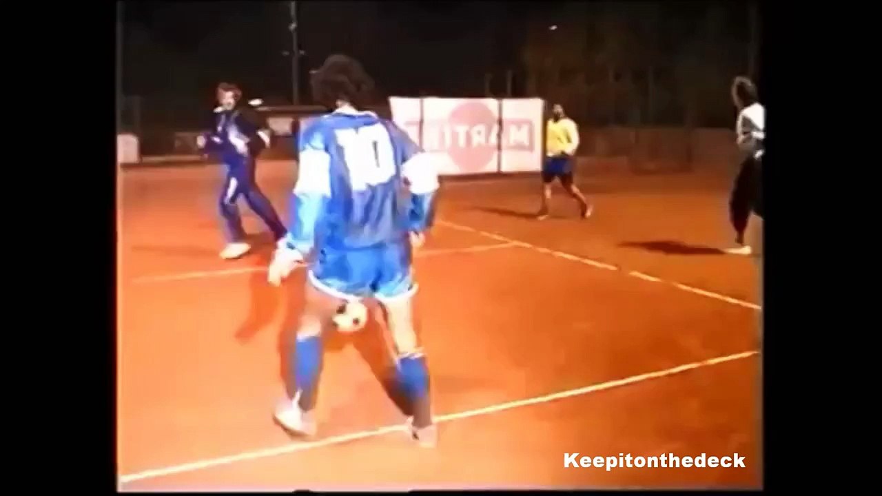 Diego Maradonna Jugando futsal