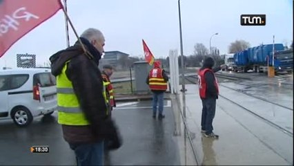 Les routiers bloquent le port Edouard Herriot