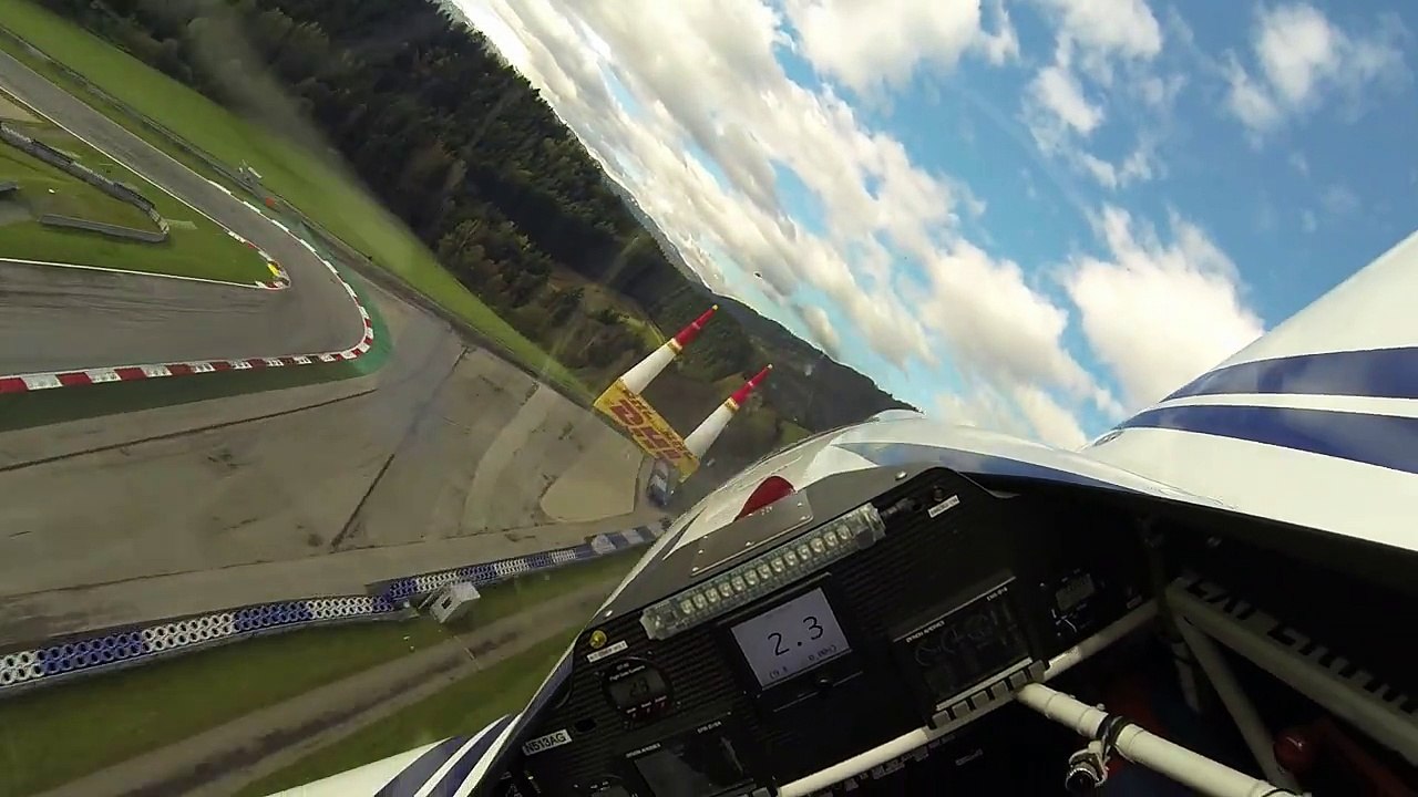 Le POV du pilote Martin Šonka lors de la finale du championnat du monde Red Bull de course aérienne 2014 (Autriche)