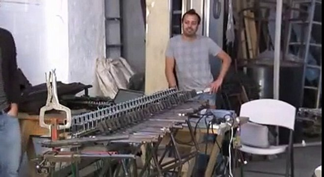 Un artista utiliza armas para crear instrumentos musicales