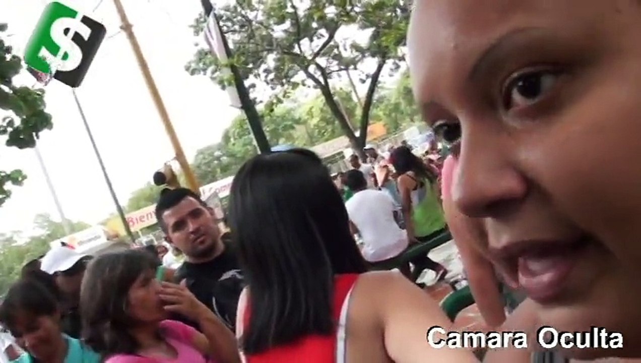 Vendedora informal explica todo lo relacionado a las colas