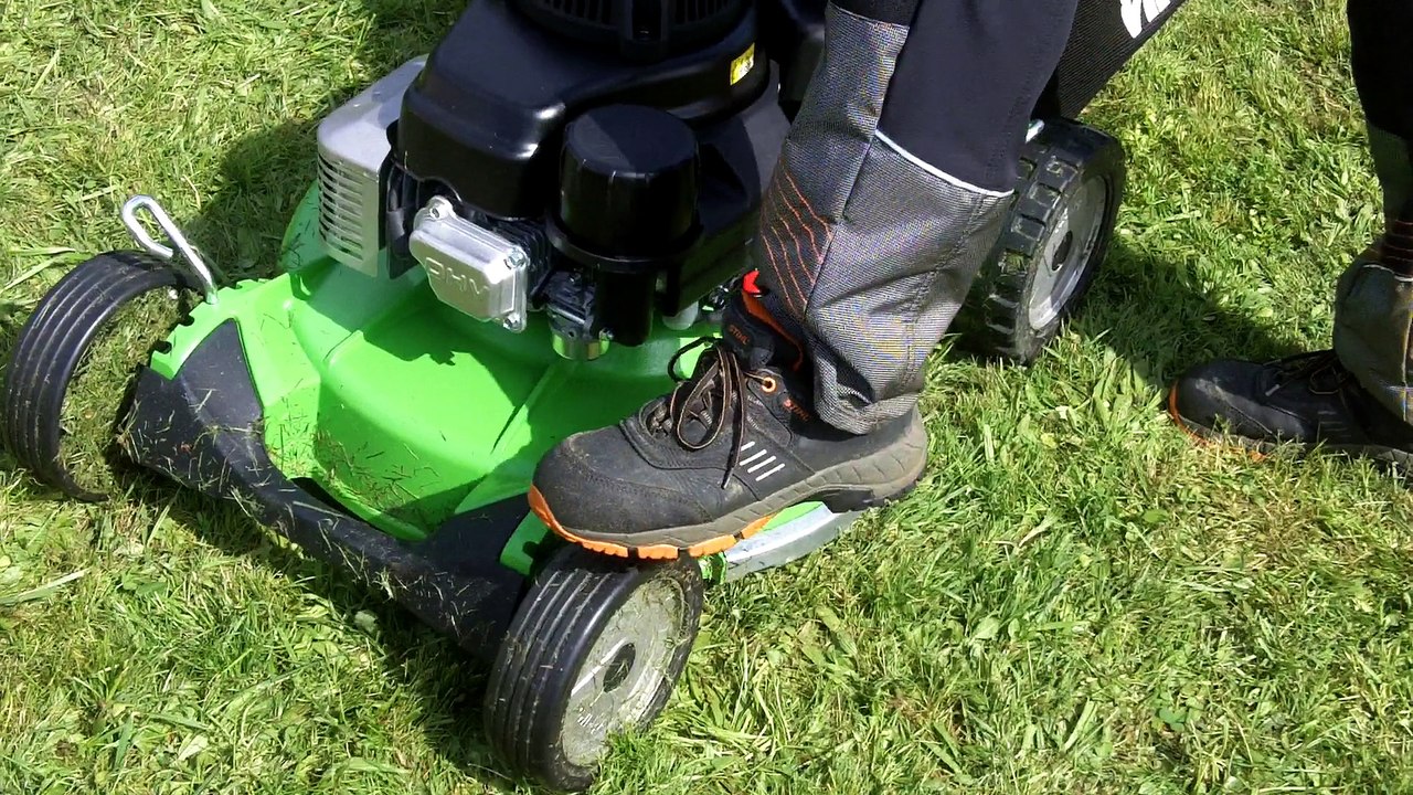 Régis Guimont au STIHL TOUR 2014 avec la nouvelle tondeuse à gazon Série 7 VIKING MB 756 YC
