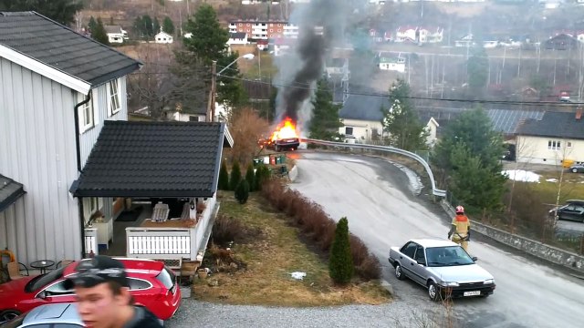 Des pompiers éteignent un feu de véhicule (Fail)