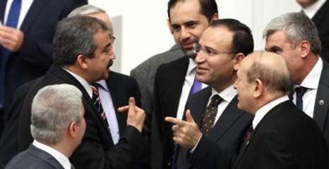 Önder'in Ak Partililerle Samimi Fotoğrafları, Sosyal Medyayı Salladı