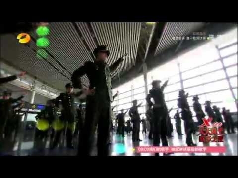 《天天向上》Day Day UP：天天团队广电门口大跳小苹果 导演组也是拼了Team dances Little Apple【湖南卫视官方版】