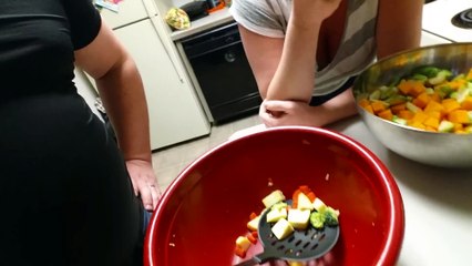 Hombre muestra como actúan las mujeres embarazadas